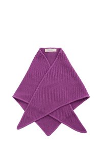 Fialový rebrovaný bavlnený zábal s trojuholníkovými koncami, ktorý má textúrovaný povrch a prešitý lem, označený značkovou štítkom.