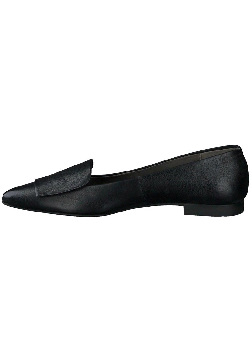 Mocassin en cuir noir avec un bout pointu, présentant un talon plat et une texture en relief sur le dessus. Design minimaliste sans embellissements.
