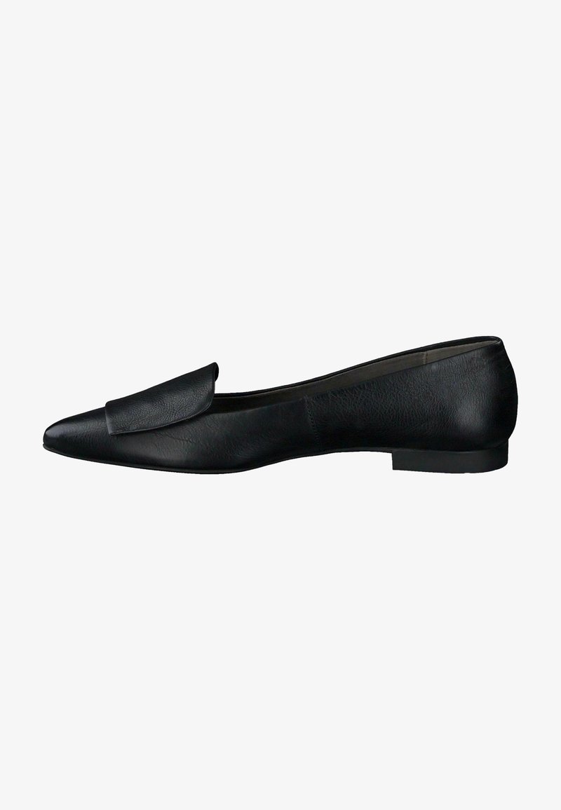 Mocasin de cuero negro con punta afilada, que presenta un tacón plano y una superposición texturizada en la parte superior. Diseño minimalista sin adornos.