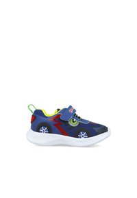 Zapatillas infantiles con parte superior de malla azul que presenta diseños coloridos de coches y rayos, forro verde lima, correa ajustable y suela blanca.
