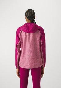 ASICS FUJITRAIL PACKABLE - Giacca a vento - soft berry/blackberry