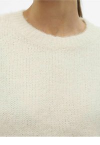 Hellbeige gestrickter Pullover mit rundem Halsausschnitt, aus einem weichen, strukturierten Stoff und einem schlichten, klaren Design.