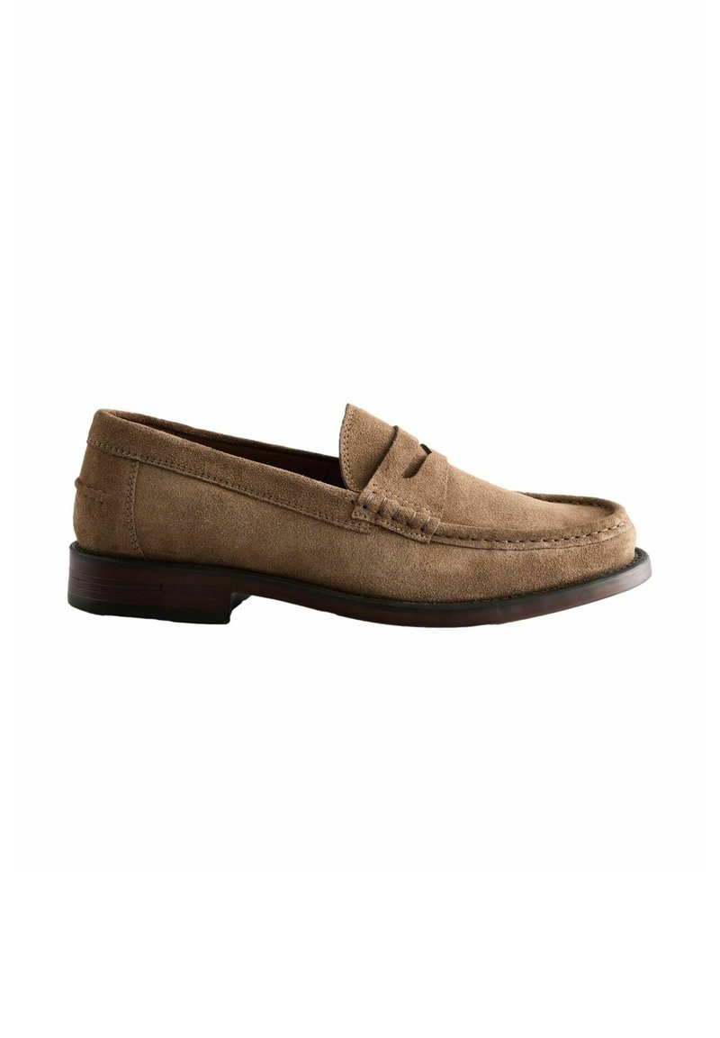 Mocasines de ante marrón con punta redonda, que cuentan con un acento cosido en la parte frontal y un tacón de madera bajo y plano.