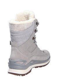 Grijze suède enkellaars met een gestructureerde fleece voering en een stevige rubberen zool. Beschikt over metalen oogjes en een versterkte hak voor extra steun.