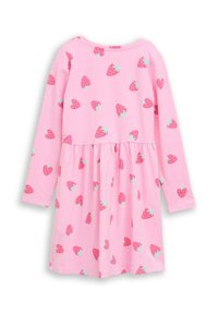 Roze jurk met lange mouwen, een aansluitend lijfje en een geplooide rok. Beschikt over een verspreid patroon van aardbeien in tinten rood en groen. Zachte stof.