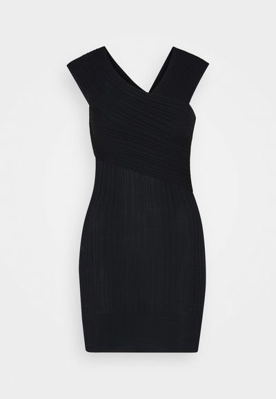 Vestido preto com nervuras, com decote em V e alças largas, apresentando uma silhueta justa que se estreita até a bainha, destacando detalhes texturais.