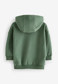 Haut à capuche vert en matériau doux, avec une grande capuche, des poignets côtelés et une ceinture côtelée. Texture lisse avec un design simple.