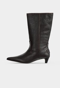 Επιλέχθηκε, dark brown