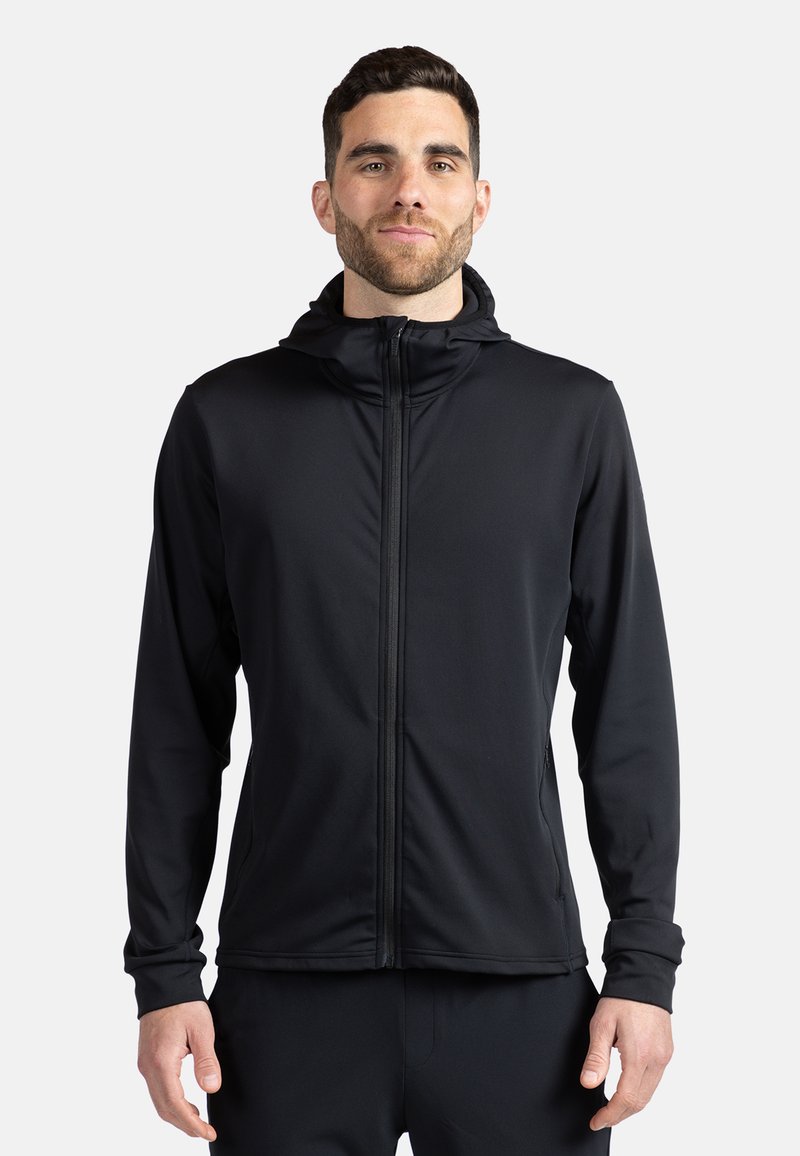 Svart zip-upjacka med huva, tillverkad av ett slätt, stretchigt material. Har långa ärmar och en figurnära design, utan synliga logotyper.