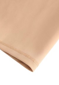 Vaalean beige kangas, jossa on sileä pinta, ja reunat on kierretty. Suunniteltu joustavuuteen ja mukavuuteen.