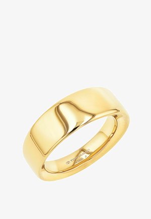 Ring aus poliertem Metall in Goldton mit eingraviertem Markennamen und Stahlmarkierung innen, reflektiert Licht auf glatter Oberfläche.