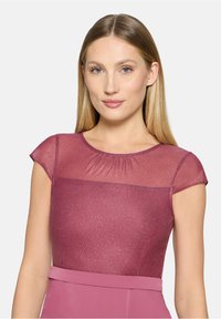 Robe à manches courtes avec un haut transparent pailleté de couleur bordeaux, doté d'un col froncé, se transformant en une jupe unie et texturée.