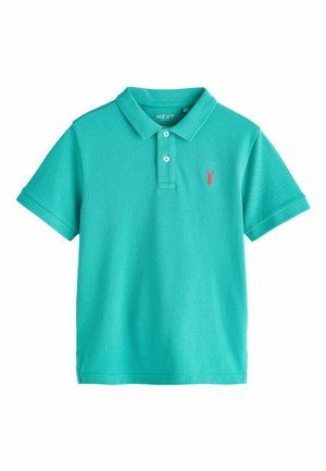 Türkiz rövid ujjú galléros póló két gombbal és egy kis piros homár logóval a bal mellrészen.