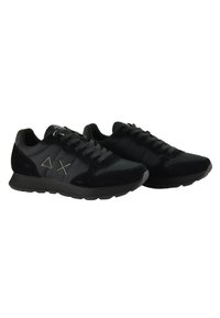Scarpe da ginnastica nere in materiali scamosciati e in rete, con un logo grigio, dettagli testurizzati e una suola ammortizzata per un supporto ottimale.