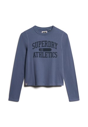 Felpa cropped a manica lunga in cotone blu navy, con una stampa nera "SUPERDRY ATHLETICS 72" sul davanti. Le cuciture aggiungono texture.