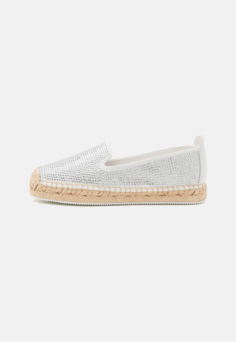 Hvite espadriller med glidelås, laget av teksturert sølvnetting på overdelen og naturlig jute-detaljer rundt sålen, med en slank og minimalistisk design.