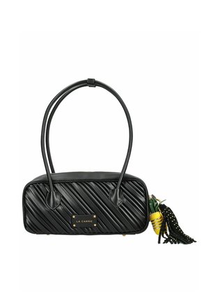 Borsa rettangolare nera con strisce diagonali, doppi manici, etichetta dorata "La Carrie" e portachiavi a forma di ananas con nappine nere.