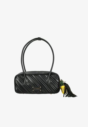 Borsa rettangolare nera con strisce diagonali, doppi manici, etichetta dorata "La Carrie" e portachiavi a forma di ananas con nappine nere.