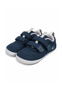 Marineblaue Stoffschuhe mit zwei Klettverschlussriemchen, weißen Gummisohlen, abgerundetem Zehenbereich und einem kleinen Logo-Detail an der Seite.
