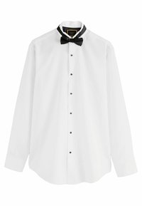 Cămașă albă cu mâneci lungi, cu nasturi negri și o cravată neagră. Prezintă un căptușal negru la guler și un design cu tiv curbat.