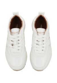 Sneakers bianchi con tomaia in pelle liscia e rete, punta rotonda, lacci e interno marrone. Presentano il logo sulla linguetta e sottili accenti laterali.