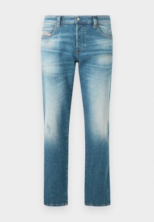 Meeste keskmise sinise tooniga pleekinud sirge säärega teksapüksid, mis on veidi kulunud ja klassikalise viie tasku disainiga.