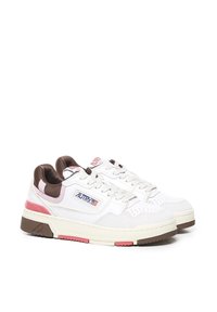 Sneakers bianchi in pelle con dettagli marroni, particolari rosa e suola testurizzata. Presentano un logo laterale e un design classico con lacci.