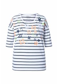 Weißes T-Shirt mit dunkelblauen Streifen, verziert mit floralen Motiven in Orange, Blau und Grün. Kurze Ärmel und runder Ausschnitt.