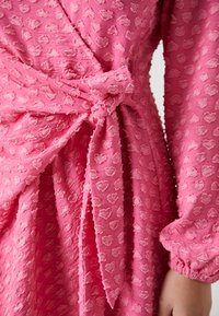 Pieces PCHEART SHORT WRAP DRESS  - Dnevna haljina - pink carnation