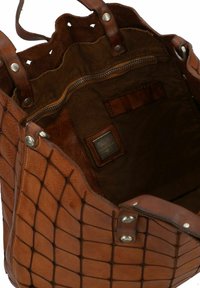 Bruine leren tote bag met een gestructureerd ruitpatroon, open bovenkant, metalen hardwareaccenten en een bruine stoffen binnenkant met een ritszak.
