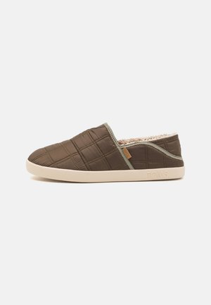 Scarpa slip-on marrone trapuntata con tomaia in tessuto testurizzato, fodera in morbido pelliccia e suola in gomma beige. Caratterizzato da un sottile dettaglio di branding.