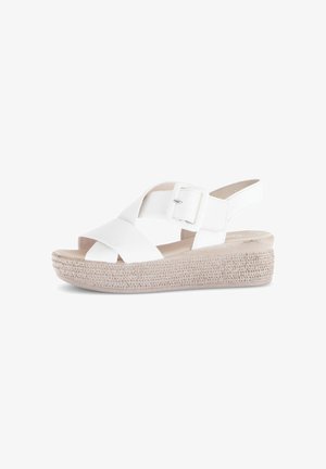 Sandales à talons blancs avec des brides entrecroisées, une fermeture à boucle et une texture tissée naturelle sur la plate-forme. Tige en cuir lisse.