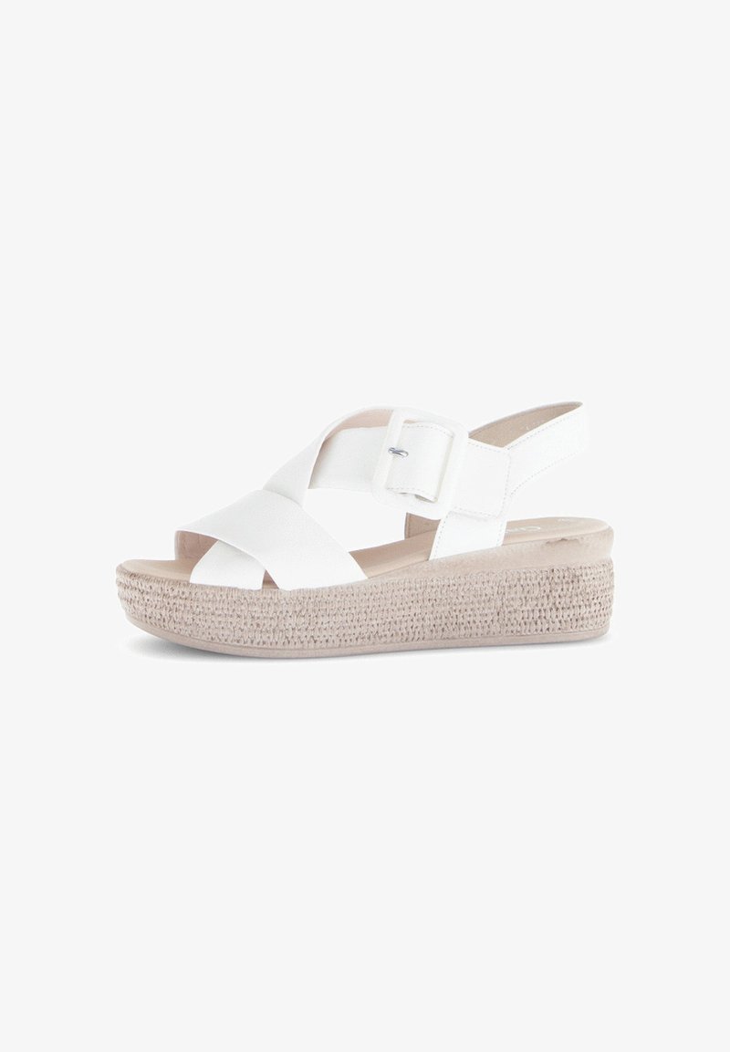 Sandales à talons blancs avec des brides entrecroisées, une fermeture à boucle et une texture tissée naturelle sur la plate-forme. Tige en cuir lisse.