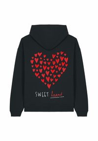 Czarna bluza z kapturem z dużym czerwonym sercem utworzonym z mniejszych serc. Tekst "SWEET heart" w białym i czerwonym na dole. Materiał bawełniany.