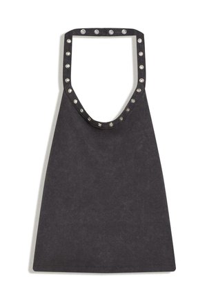 Borsa a tracolla triangolare nera con occhielli metallici lungo il bordo superiore e la tracolla, realizzata in materiale morbido e strutturato.