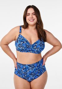 Bikini set v zeleni in mornarsko modri vzorčasti zasnovi, ki vključuje nabran zgornji del z nastavljivimi naramnicami in visokim pasom. Material izgleda gladek in elastičen.