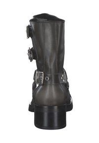 Stivali alla caviglia in pelle nera con una finitura liscia, caratterizzati da molteplici fibbie argentate, punta tonda e tacco a blocco. Suola in gomma testurizzata.