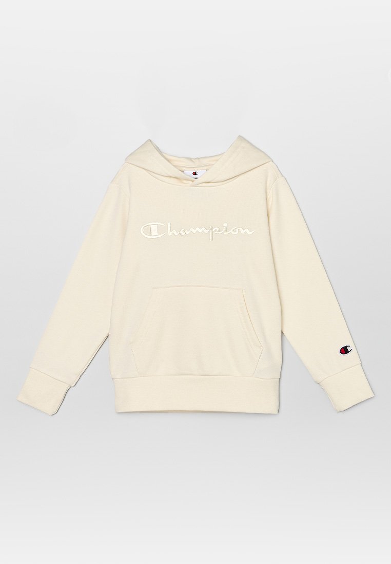 Sudadera color crema con un bolsillo frontal, logotipo bordado de "Champion" y un pequeño logo en la manga izquierda. Tejido suave y diseño relajado.