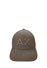 Cappello da baseball in tessuto khaki, con visiera curva, cinturino regolabile e logo "AX" in rilievo sulla parte anteriore.