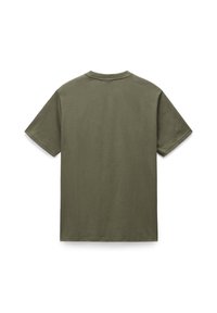 Camiseta de algodón verde oliva, de mangas cortas, con cuello redondo, diseño liso, textura suave, sin logotipos ni patrones visibles.