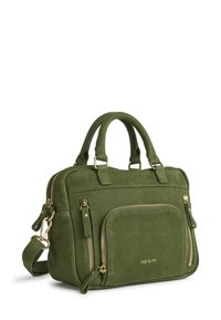 Sac à main en daim vert avec des accents dorés, deux poignées supérieures et une bandoulière amovible. Comprend une poche avant zippée pour un rangement supplémentaire.