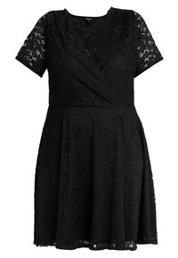 Svart spetsklänning med korta ärmar, v-ringning och utställd kjol. Blommig spetsmönster täcker hela plagget och förbättrar textur och detalj.