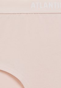 Jasnoróżowe bawełniane majtki o miękkiej elastycznej talii z logo "ATLANTIC". Gładka struktura z zaokrąglonym otworem na nogi.
