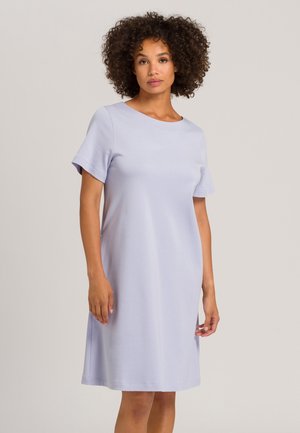 Helllila knielanges Kleid mit kurzen Ärmeln, rundem Ausschnitt und glattem Stoff. Seitenschlitze fördern die Bewegungsfreiheit und den Komfort.