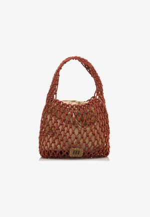 Bolso tejido de red rojo con un interior suave en crema, que presenta un acento rectangular marrón con un logo en la parte inferior.