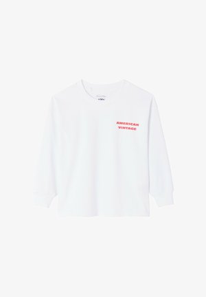 Wit shirt met lange mouwen met rode tekst "AMERICAN VINTAGE" op de linkerborst en geribbelde manchetten, afgebeeld op een effen achtergrond.