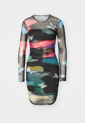 Černé šaty s dlouhým rukávem, které mají květinový a abstraktní potisk, síťovou texturu, přiléhavý střih a barevné textové akcenty.