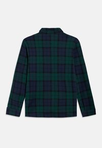 Πουκάμισο με μακριά μανίκια και καρό σχέδιο σε ναυτικό μπλε και σκούρο πράσινο, με μανσέτες με κουμπιά και κλασικό γιακά, απεικονιζόμενο από την πίσω πλευρά σε λευκό φόντο.