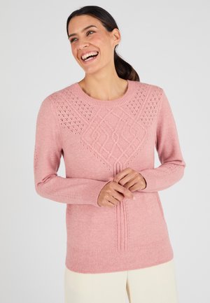 Roze gebreide trui met een ronde halslijn, voorzien van een gestructureerd ruitpatroon en opengewerkte details op de mouwen en schouders.