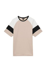 Īsām piedurknēm t-krekls, izgatavots no kokvilnas, ar bežīgu korpusu, baltiem un melniem plecu paneļiem un ribota melna apkakle.